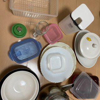 食器、ヤカン、プラスチックケース