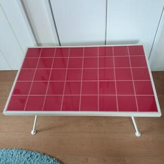 赤いタイルのテーブル