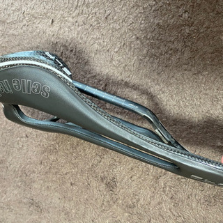 美品　使用30キロ セライタリア　SLR フルカーボン　サドル