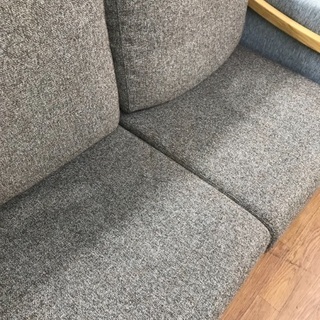 木枠の2人掛けソファー 落ち着いたカラーで部屋に馴染みます！ 木枠の2人掛けソファー 落ち着いたカラーで部屋に馴染みます！