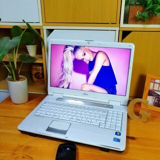 SSD128Gでcore3の高性能PC★　綺麗な光沢パールホワイト♪　最新Windows10　64Bit！　15.6インチの大きいサイズ☆　テンキー内蔵　　メモリ4G　富士通　FUJITSU　BIBLO　　　　マウス付き 　ノートパソコン　無線LAN　Wi-Fi対応　DVDドライブ SSD128Gでcore3の高性能PC☆ 綺麗な光沢パールホワイト♪ 最新