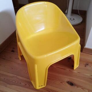 黄色い子供椅子（幼児くらい用？）