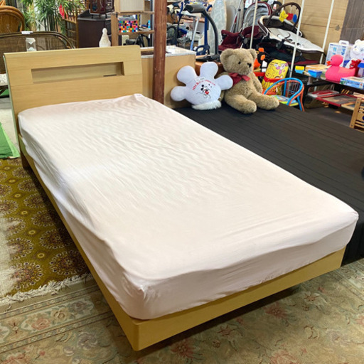 コンセント付、木製フレームのシングルベッド