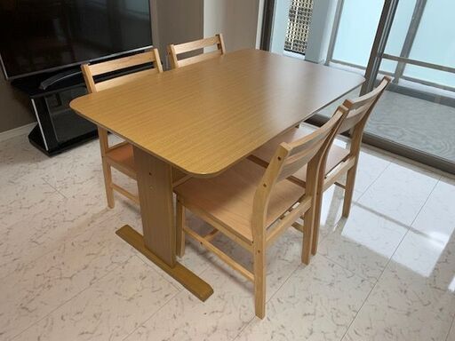 Urgent Sale - Beautiful Excellent Condition Nitori Dining Table with 4 Chairs - Free Delivery /  緊急セール-美しく状態の良いニトリダイニングテーブル4椅子-無料配達