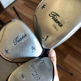 WilsonのゴルフクラブとMIZUNOのゴルフバック