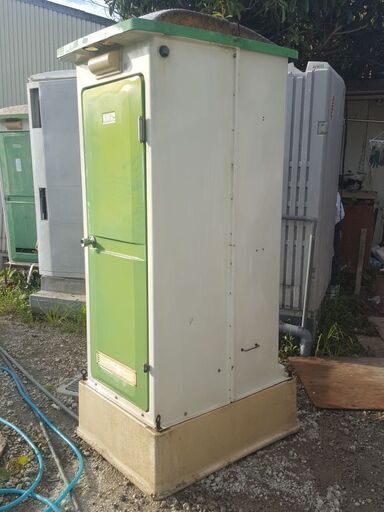 仮設トイレ(水洗式)、洗浄済み。軽いので搬入は簡単です。