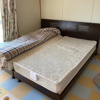 シンプルなシングルベッド2つ（1つの値段は2000円）
