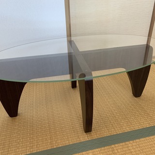 楕円形のガラスのローテーブル