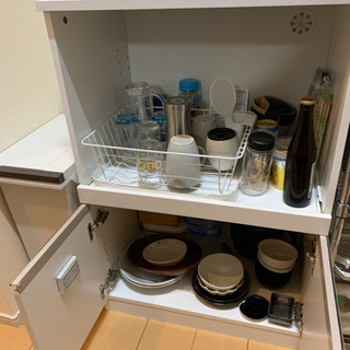 どちらも使用期間1年　冷蔵庫と食器棚