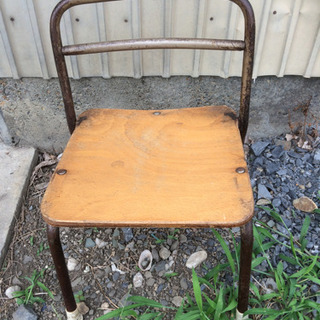 幼稚園の古い椅子 0円