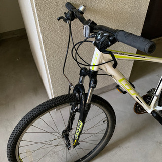 美品自転車　２６インチ、21段ギア、スタンド、空気入れ付き。