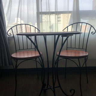 アンティーク調のテーブル&椅子二脚