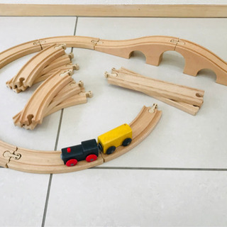 木製レールと列車のおもちゃ