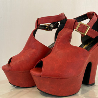 𝐚𝐭𝐭𝐚𝐠𝐢𝐫𝐥 赤の靴