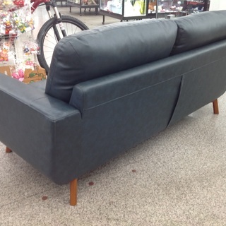 ネイビー色レザーの2人掛けソファー