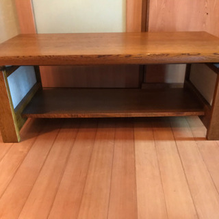 木製のリビングテーブル