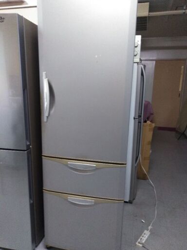 SHARP 冷蔵庫365 L 2002年生 持ち帰り特価別館倉庫場所浦添市安波茶においてあります