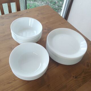 白い平皿とサラダボウル(一枚100円に設定しています)
