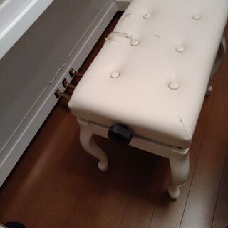 白い猫足アップライトピアノ ノルディスカ