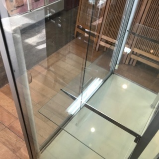 日本アルミ ガラスショーケース 照明付き タテ型 背面ミラー 前扉 店舗 展示 日本アルミ ガラスショーケース 照明付き タテ型 背面ミラー 前扉 店舗
