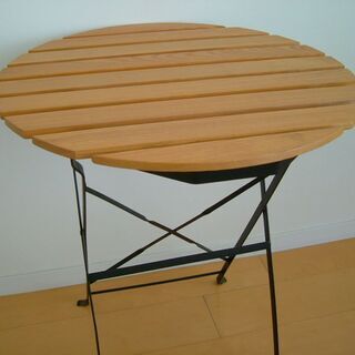 折りたたみ可能なテーブル