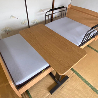 電動シングルベッド、サイドテーブル付き