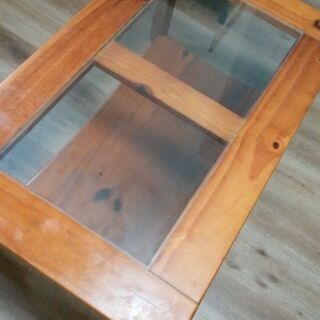 ガラス張りのローテーブル
