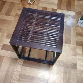 正方形の小さい木造テーブル