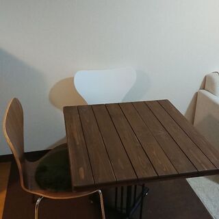 カフェテーブル&椅子２つ(色違い) 