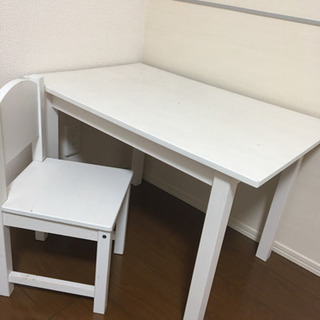 IKEA子供用机と椅子のセット(お話中)