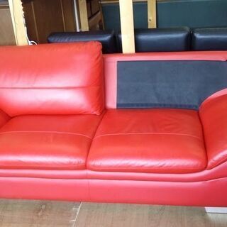 値下げしました【店舗同時販売中】　ＰＡＳＱＵＡＬＩ　パスクアーリ　イタリア製　本革2人掛けワイドソファー　赤　【店頭ご来店購入限定】