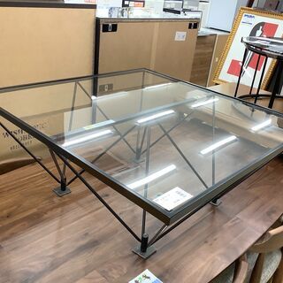 スタイリッシュなデザインのガラステーブルのご紹介！