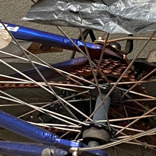 青のスポーツタイプの自転車
