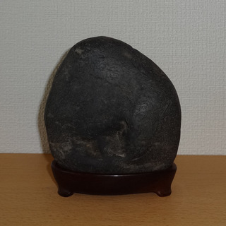 ダークグレー 水石 木製台座付き ダークグレー 水石 木製台座付き 鑑賞