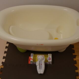 赤ちゃんのお風呂セット　コンビのベビーバス　＋　ピジョンの湯温計