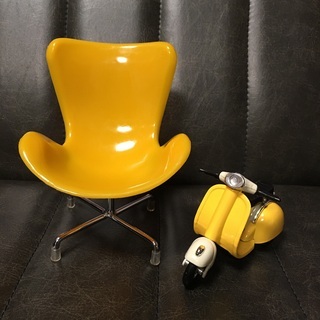 黄色の椅子、バイク　ミニサイズ