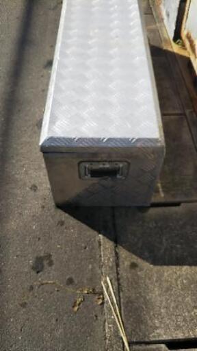トラックの荷台に、アルミケース