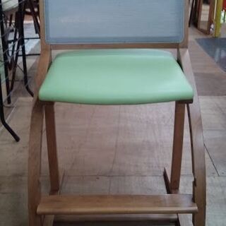 値下げしました【店舗同時販売中】　ｋａｒｉｍｏｋｕ　カリモク　ｃｒｅｓｃｅ　デスクチェア　ＸＴ２４０１ＧＨ　座面黄緑 XT2401GEK_01.jpg