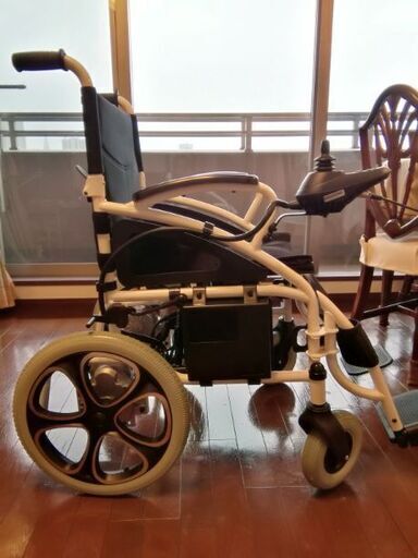 電動車椅子　新古品　黒　ノーパンクタイヤ　23区内無料お届け　近県応相談