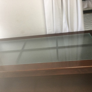 大きくてしっかりとしたガラステーブル