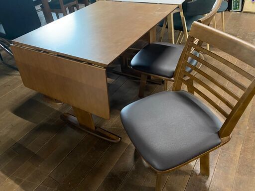 食卓4点セット！新品！椅子は回転します！テーブルは折りたたみ伸長式です。ベンチチェア付きで23800円！