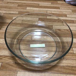 大きなガラス皿