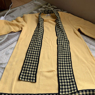 黄色の棒タイの可愛いセーター