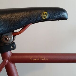 あえてピストとは呼ばない、バーガンディのコッチ・ペダーレ。シングルスポーツをいい感じでどうぞ。