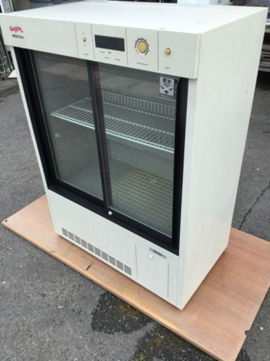 中古　2002年製　冷蔵ショーケース　158L  サンヨー　薬用冷蔵ショーケース　幅80　　奥行49　　高さ19.5　 （ｃｍ）　棚板計２枚付き