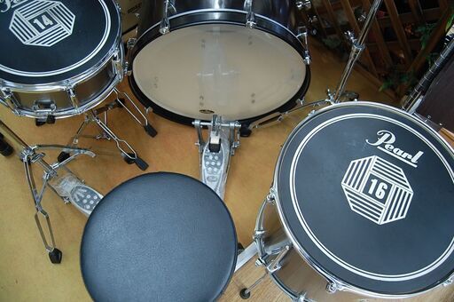 ドラムセット シルバー系 サイレント付き(一部難あり) Pearl Solar by SABIAN スローン・フットペダル付き  ☆ PayPay(ペイペイ)決済可能 ☆ 札幌市 清田区 平岡 ドラムセット シルバー系 サイレント付き(一部難あり) Pearl Solar by