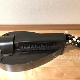 弦楽器　ハーディガーディ（専用ベルト、ケース、説明書付き） 弦楽器 ハーディガーディ（専用ベルト、ケース、説明書付き）