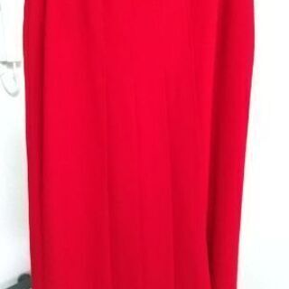 プリーツがキレイな赤いスカート