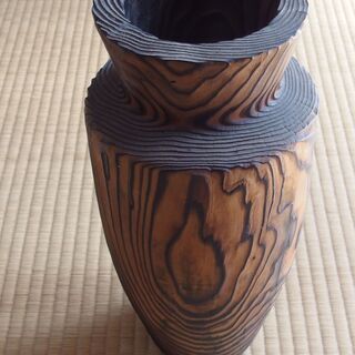杉製花瓶を差し上げます。