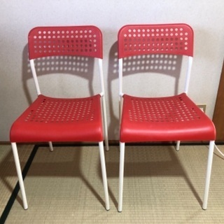 赤い椅子二脚